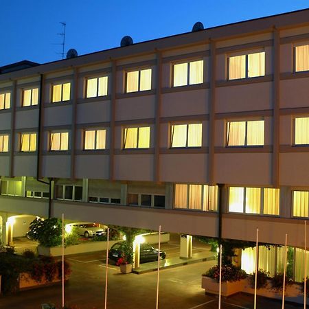 Augustus Hotel Биелла Экстерьер фото