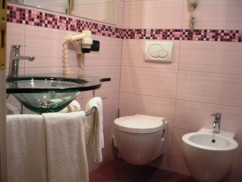 Augustus Hotel Биелла Экстерьер фото