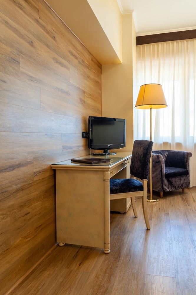 Augustus Hotel Биелла Экстерьер фото