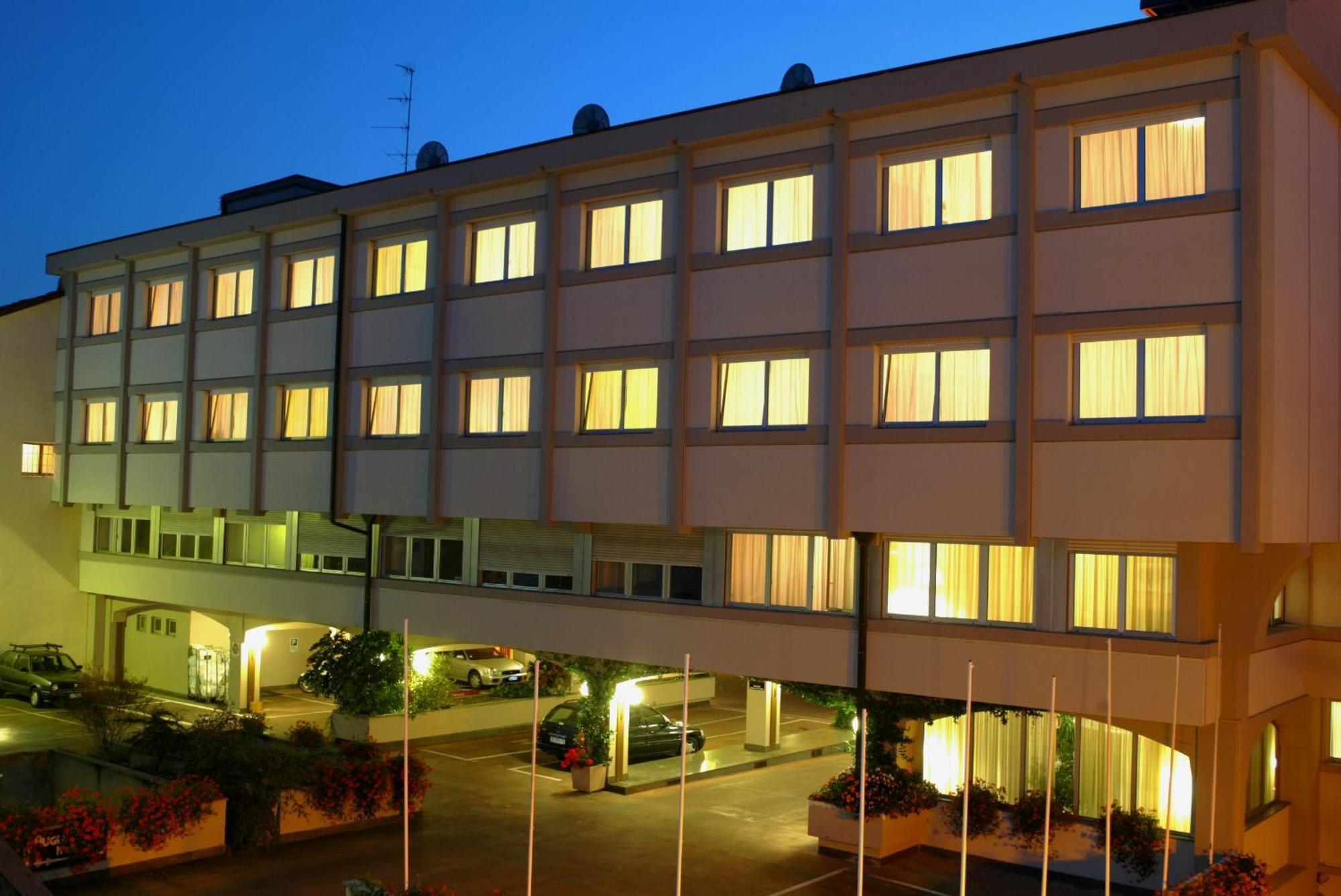 Augustus Hotel Биелла Экстерьер фото