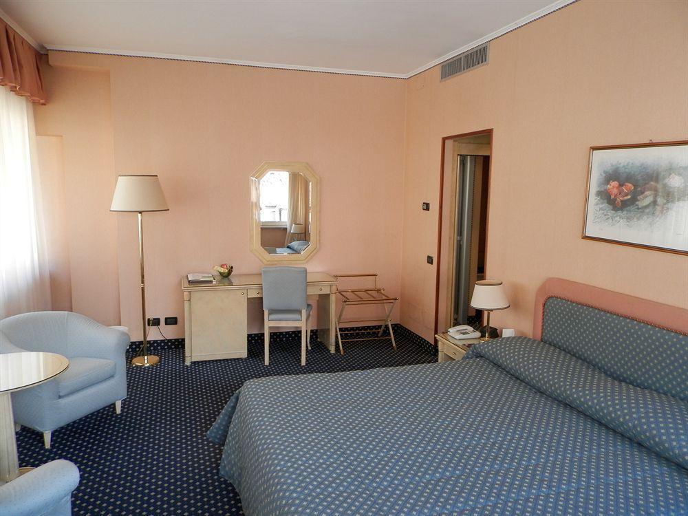 Augustus Hotel Биелла Экстерьер фото