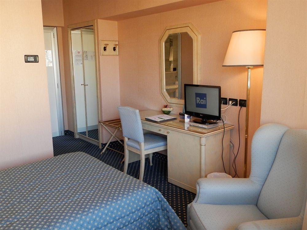 Augustus Hotel Биелла Экстерьер фото