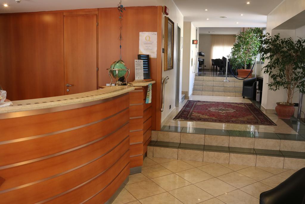 Augustus Hotel Биелла Экстерьер фото