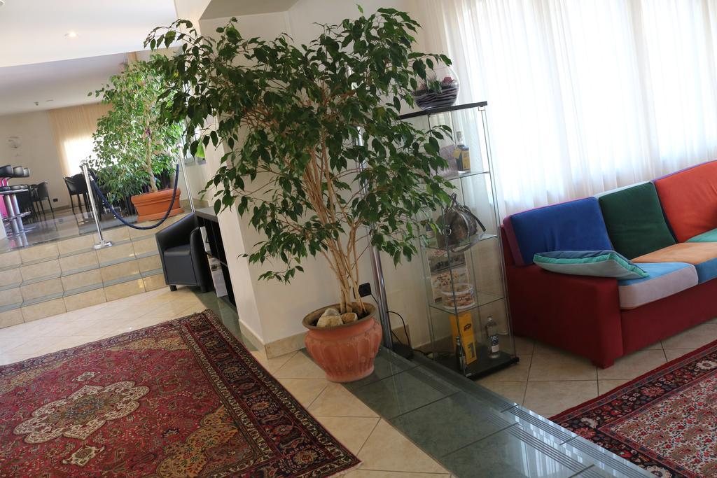 Augustus Hotel Биелла Экстерьер фото