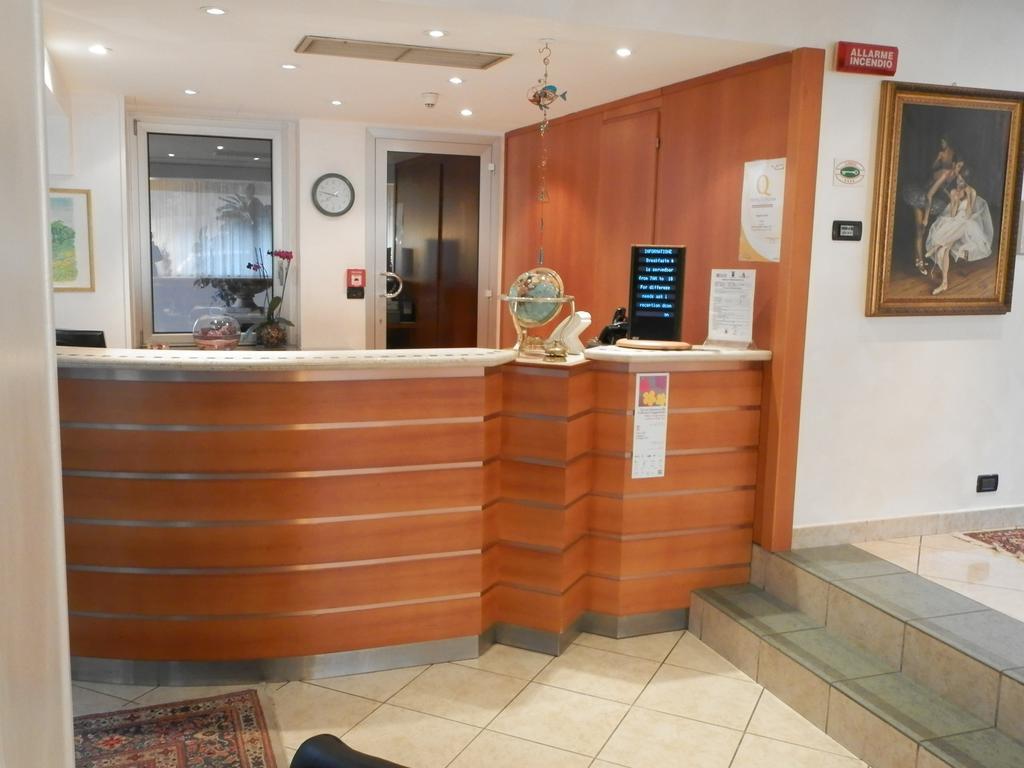 Augustus Hotel Биелла Экстерьер фото