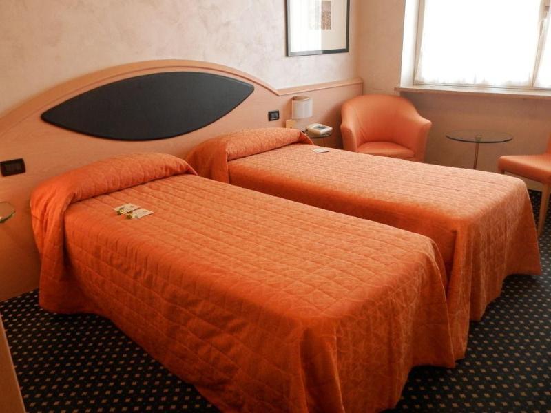 Augustus Hotel Биелла Экстерьер фото