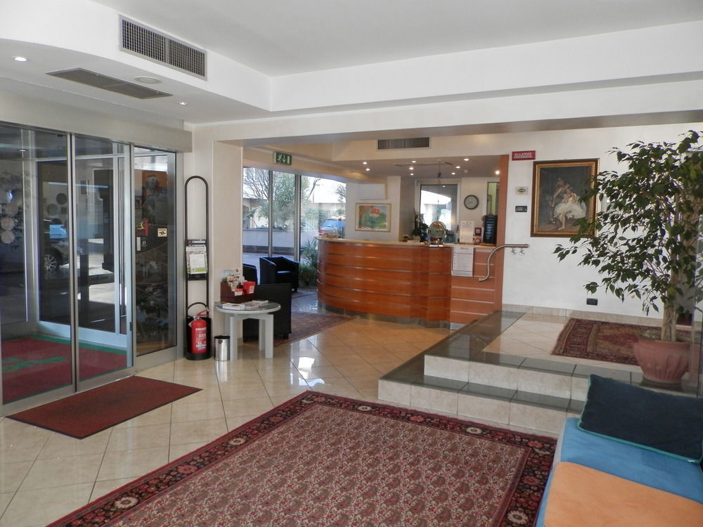 Augustus Hotel Биелла Экстерьер фото