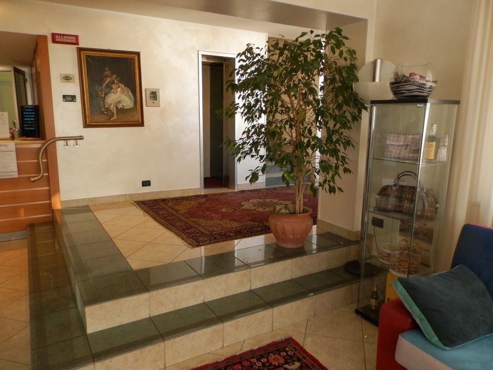 Augustus Hotel Биелла Экстерьер фото