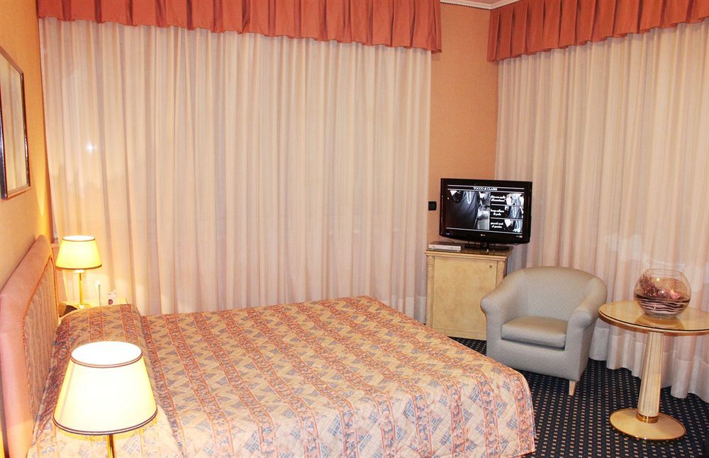 Augustus Hotel Биелла Экстерьер фото