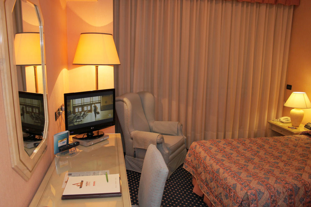 Augustus Hotel Биелла Экстерьер фото