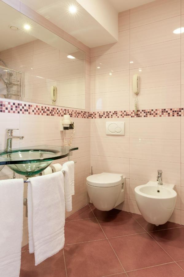 Augustus Hotel Биелла Экстерьер фото