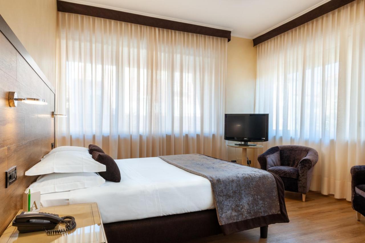 Augustus Hotel Биелла Экстерьер фото