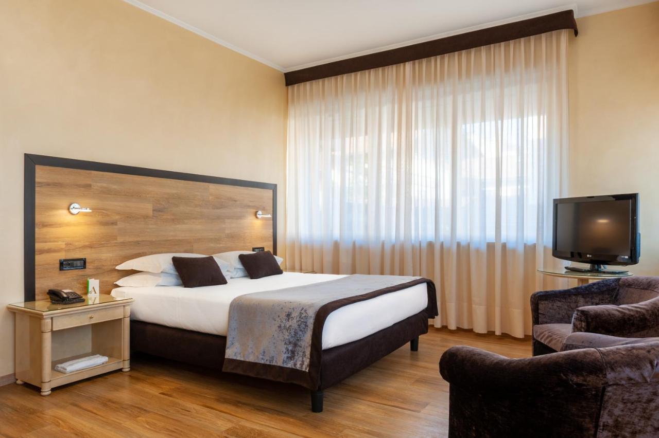 Augustus Hotel Биелла Экстерьер фото