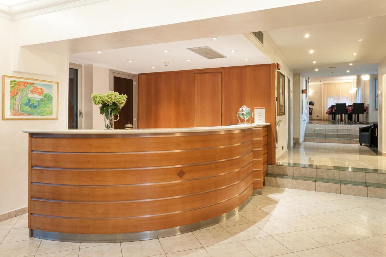 Augustus Hotel Биелла Экстерьер фото