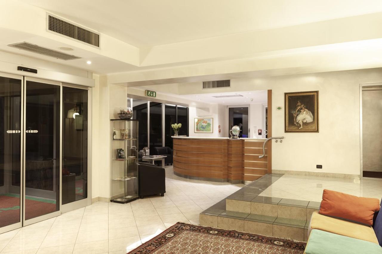 Augustus Hotel Биелла Экстерьер фото