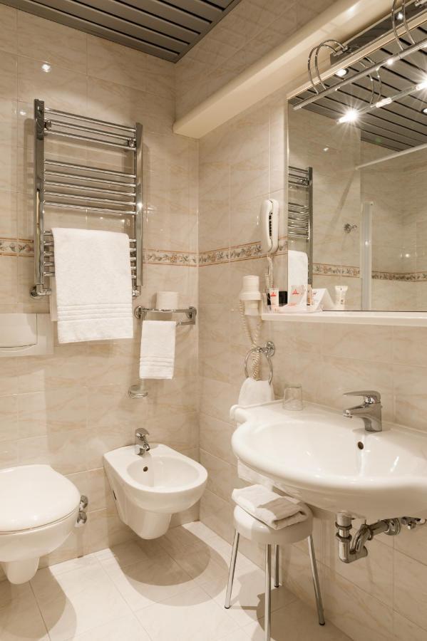 Augustus Hotel Биелла Экстерьер фото