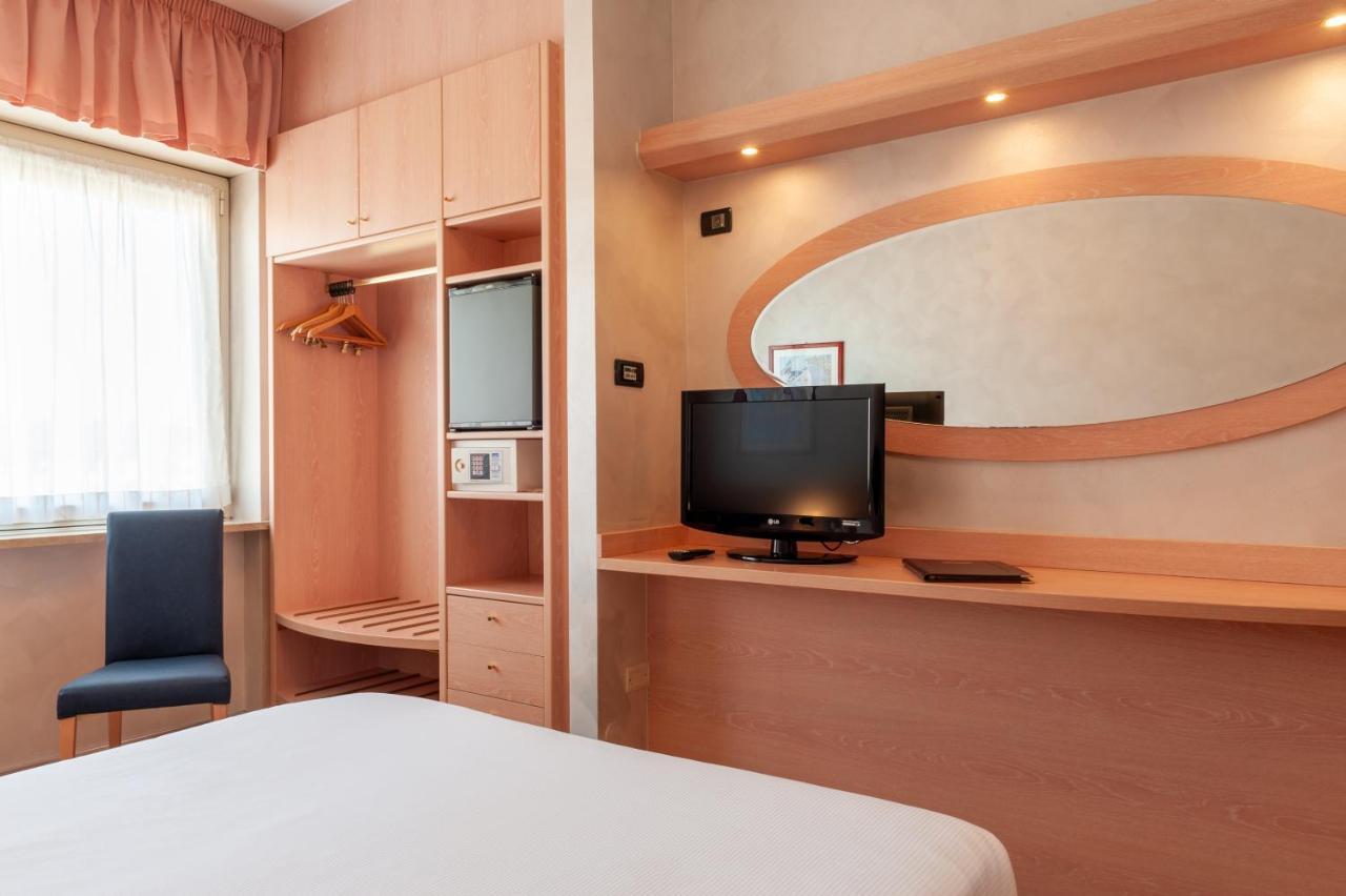 Augustus Hotel Биелла Экстерьер фото