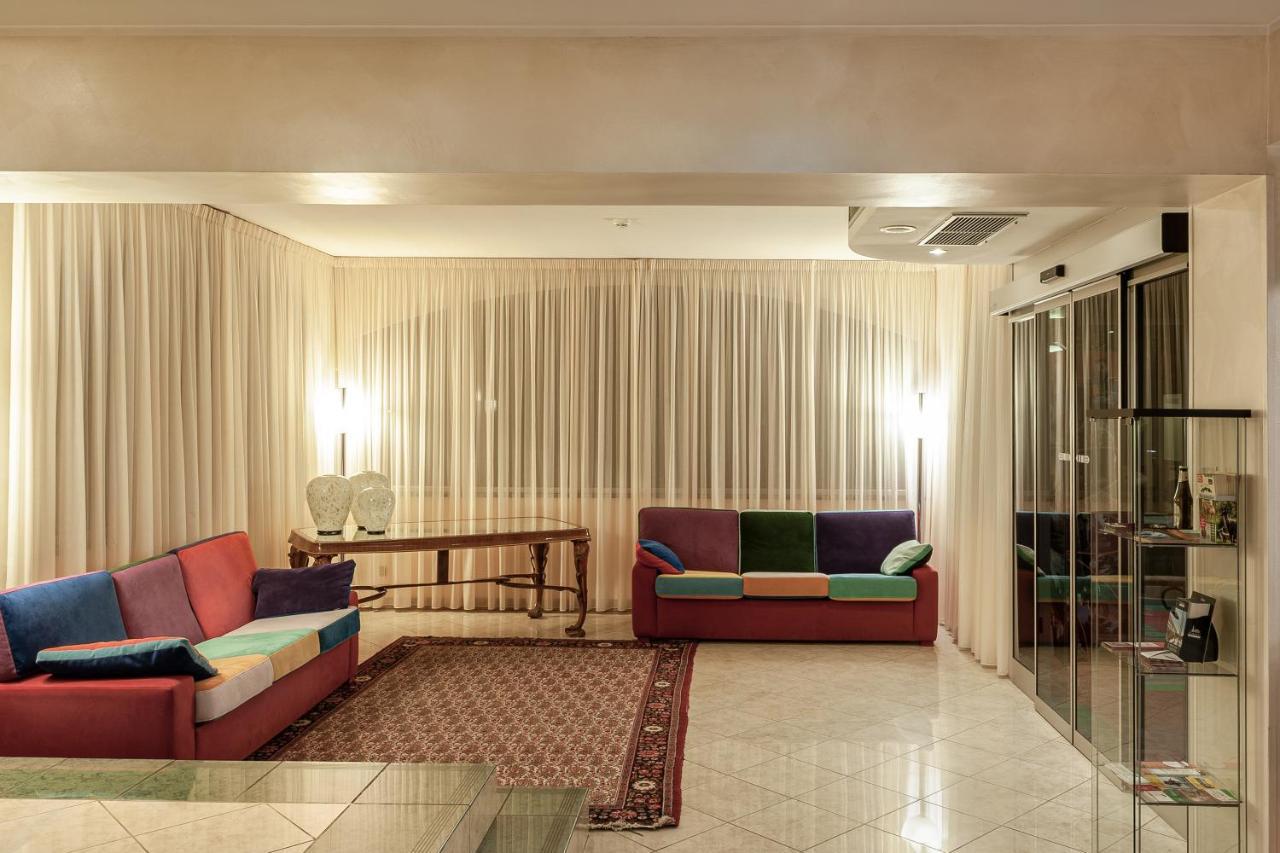 Augustus Hotel Биелла Экстерьер фото
